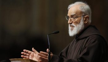 “Non dobbiamo tornare indietro” (Omelia di padre R. Cantalamessa Venerdì Santo 2020)