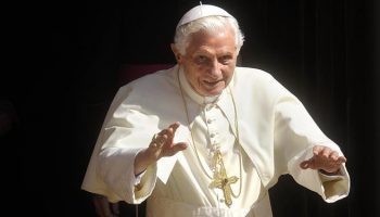 Joseph Ratzinger rompe il silenzio e scuote i credenti, in Germania e nel mondo, in un’intervista: «LA CHIESA PARLI DI PIÙ CON IL CUORE E LO SPIRITO; SI DEMONDANIZZI»