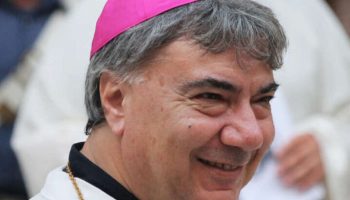 Il vescovo di Napoli, Battaglia, celebra la messa di ferragosto e scrive una lettera ai sacerdoti