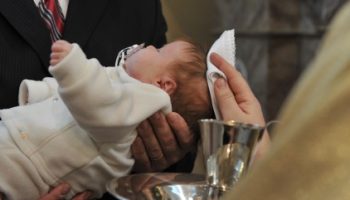 Che fatica celebrare un Battesimo in cui nessuno ascolta… (Padre Maurizio Patriciello)