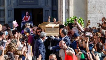 Niente fiori ai funerali di Michela Murgia. «Ora è in viaggio verso il Padre»