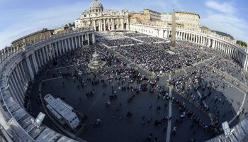 Il Papa, in vista del Giubileo, istituisce la festa dei santi “della porta accanto”